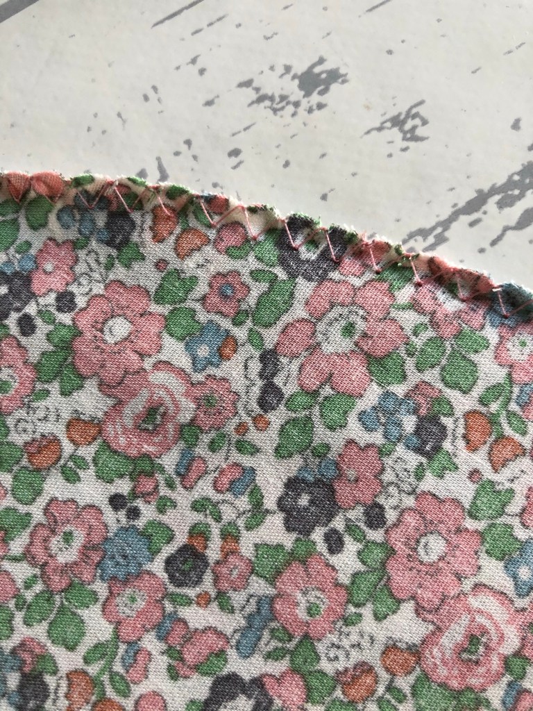 Coudre le fond de poche au point zigzag.