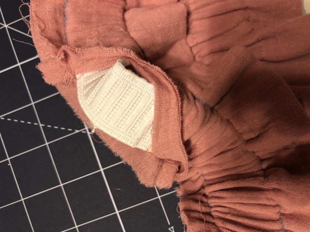 Insérer l'élastique