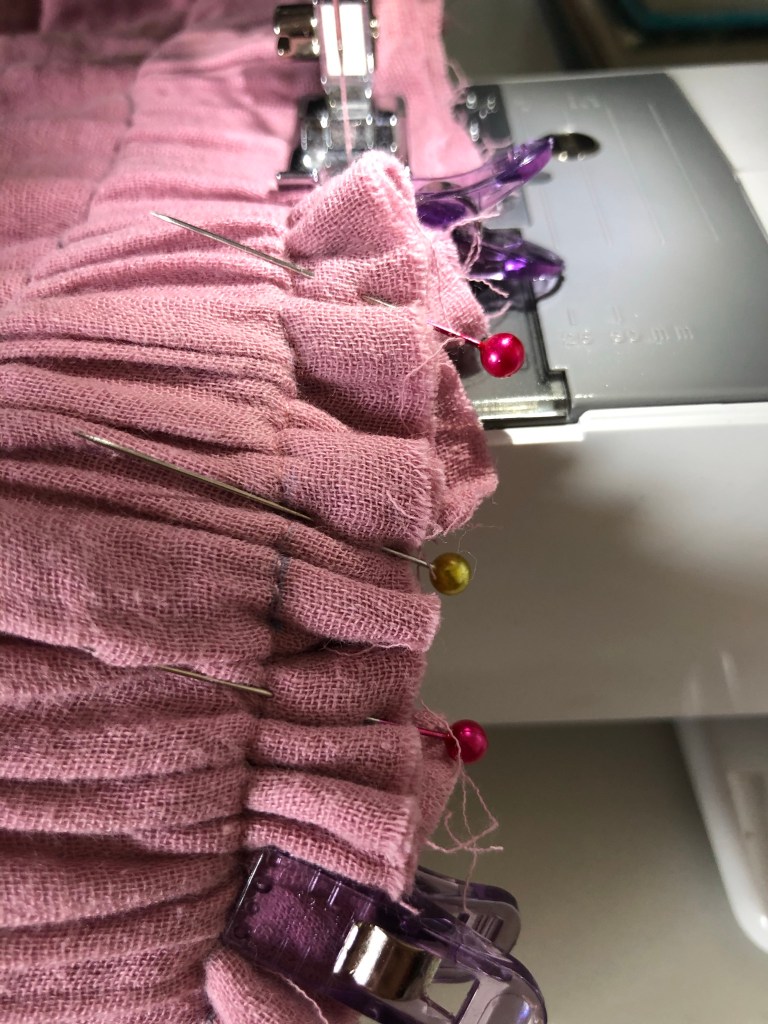 Bien épingler la ceinture avec la jupe