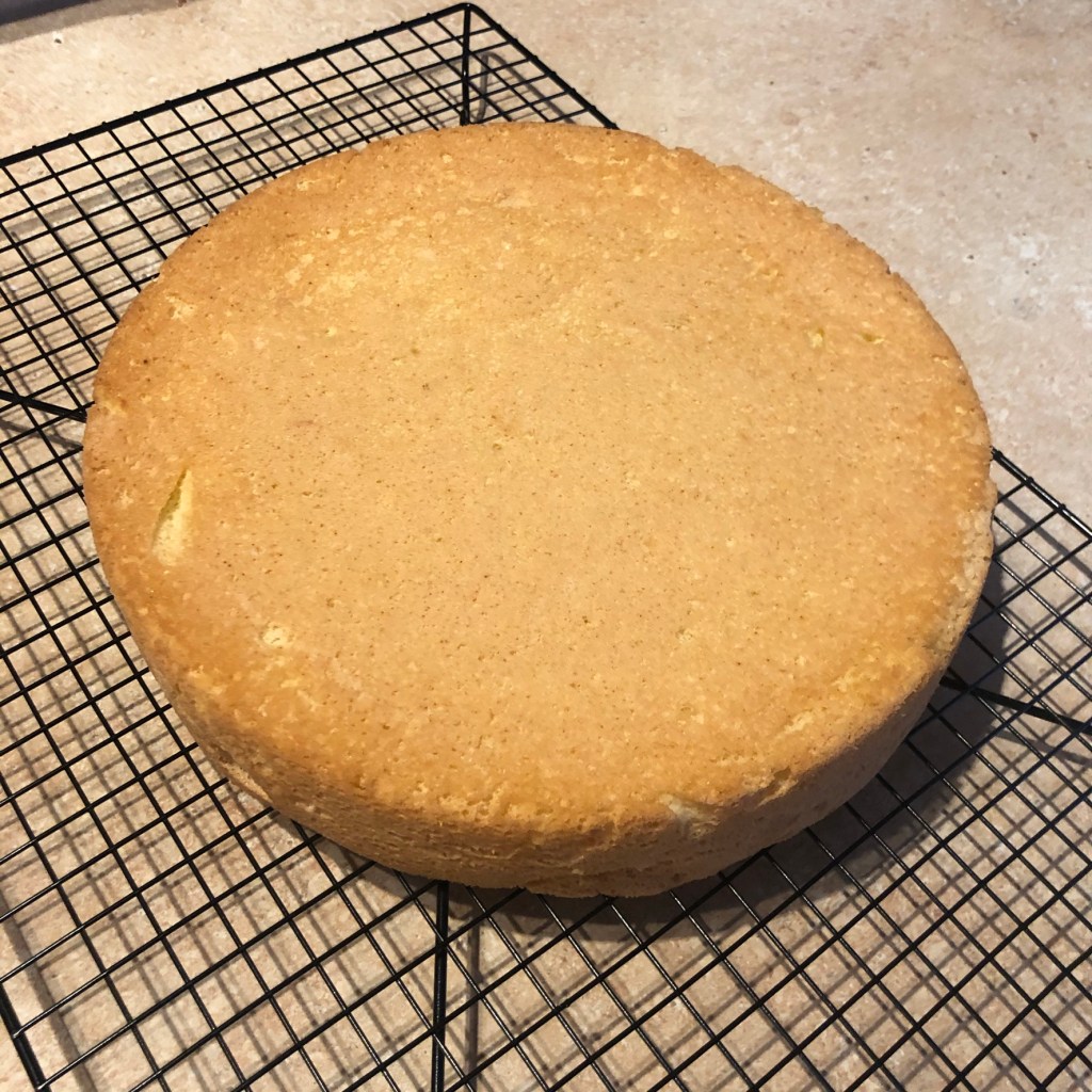 Génoise qui refroidit sur une grille à gâteaux