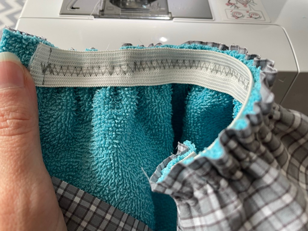 Couture de l'élastique d'un protège-lame